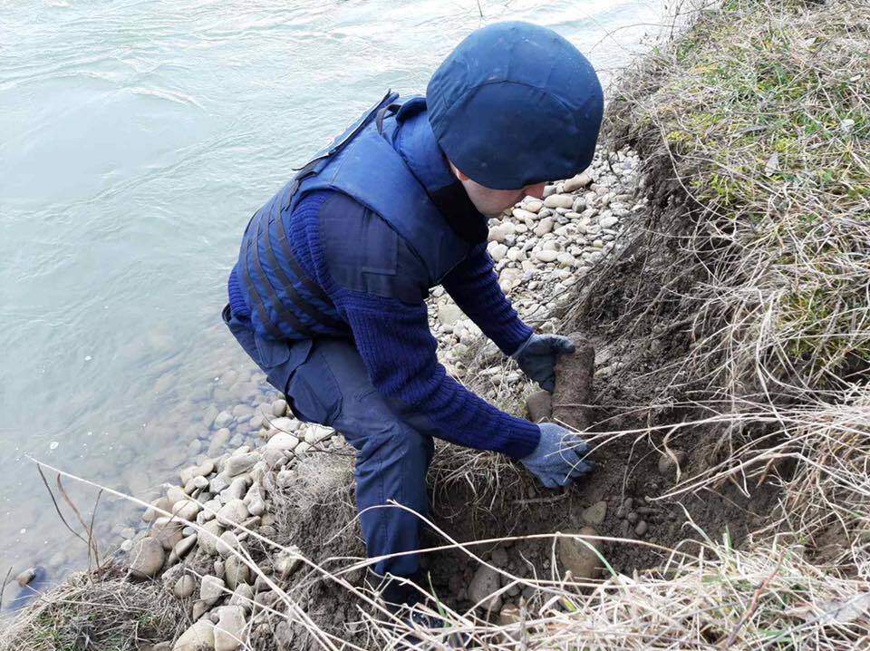 Івано-Франківська область: піротехніки знищили 2 застарілі боєприпаси на Прикарпатті