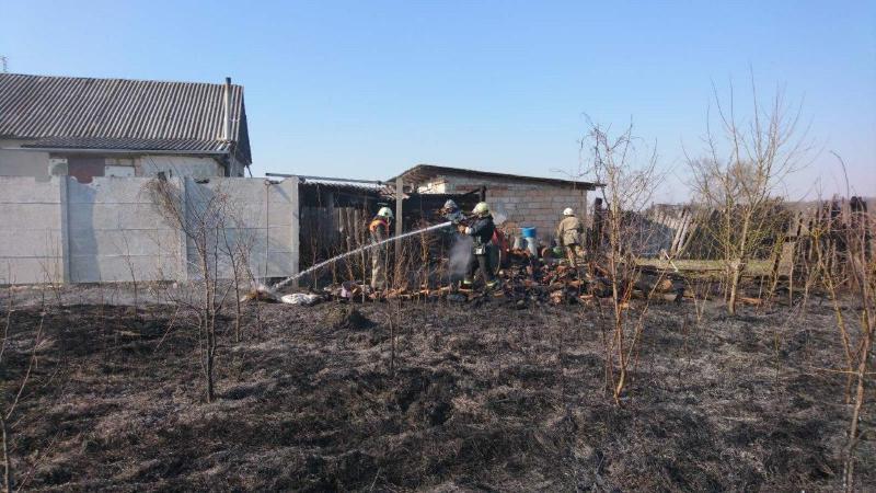 На Сумщині рятувальники дві ліквідували пожежі в господарчих спорудах