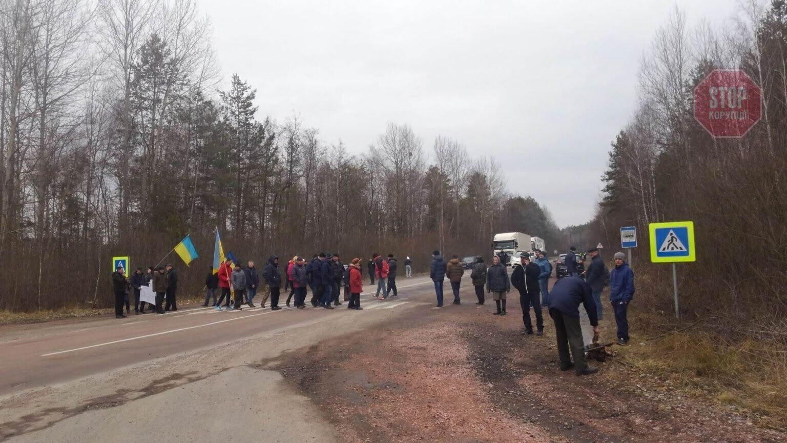 На Житомирщині люди перекрили трасу: вимагають створити ОТГ (фото)