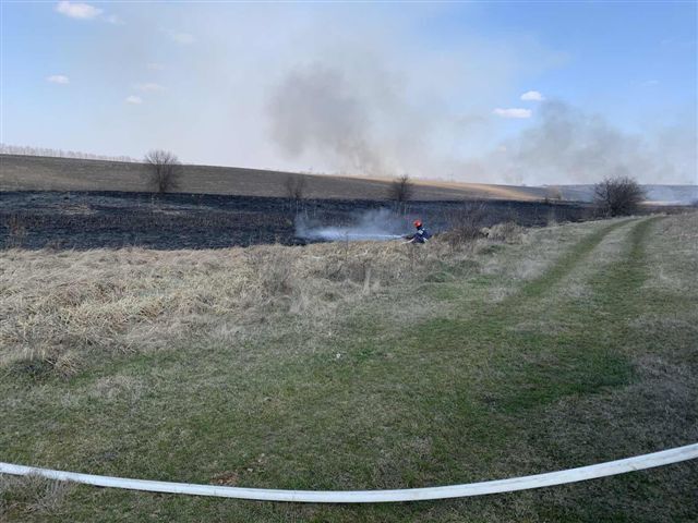 Черкаська область: рятувальники ліквідували масштабну пожежу сухої трави