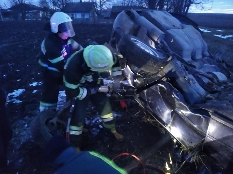 Чернівецька область: рятувальники деблокували потерпілого з авто, яке потрапило у ДТП