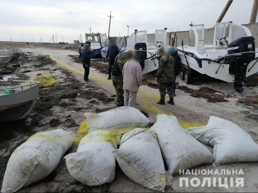 На Херсонщині поліція підозрює рибоохоронців у причетності до браконьєрства та використанні підробних документів