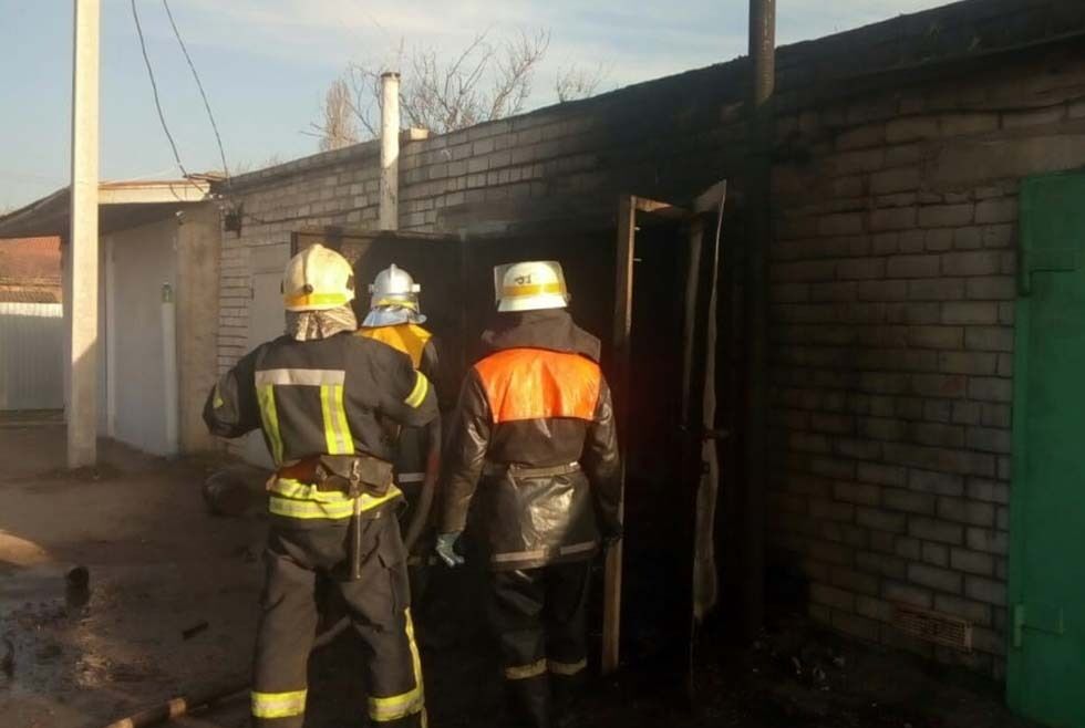 Дніпропетровська область: надзвичайники ліквідували пожежу в гаражі