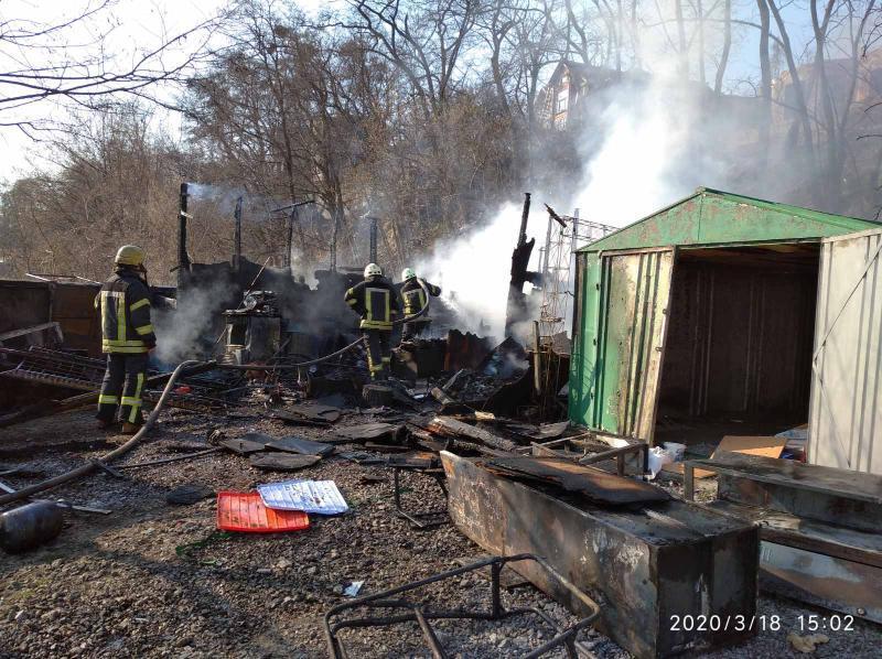 м. Київ: рятувальники ліквідували пожежу на приватній території