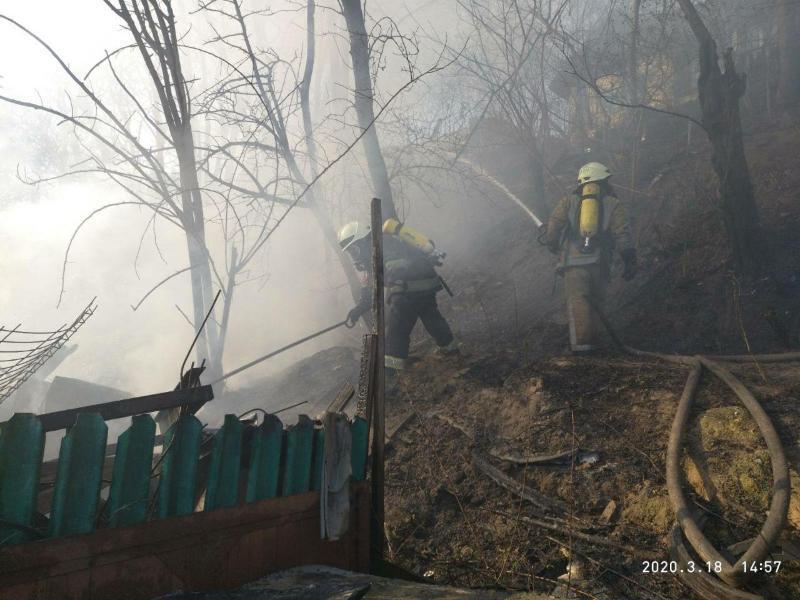 м. Київ: рятувальники ліквідували пожежу на приватній території