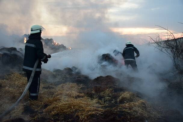 Миколаївська область: рятувальники ліквідували масштабну пожежу тюкованої соломи на відкритій території