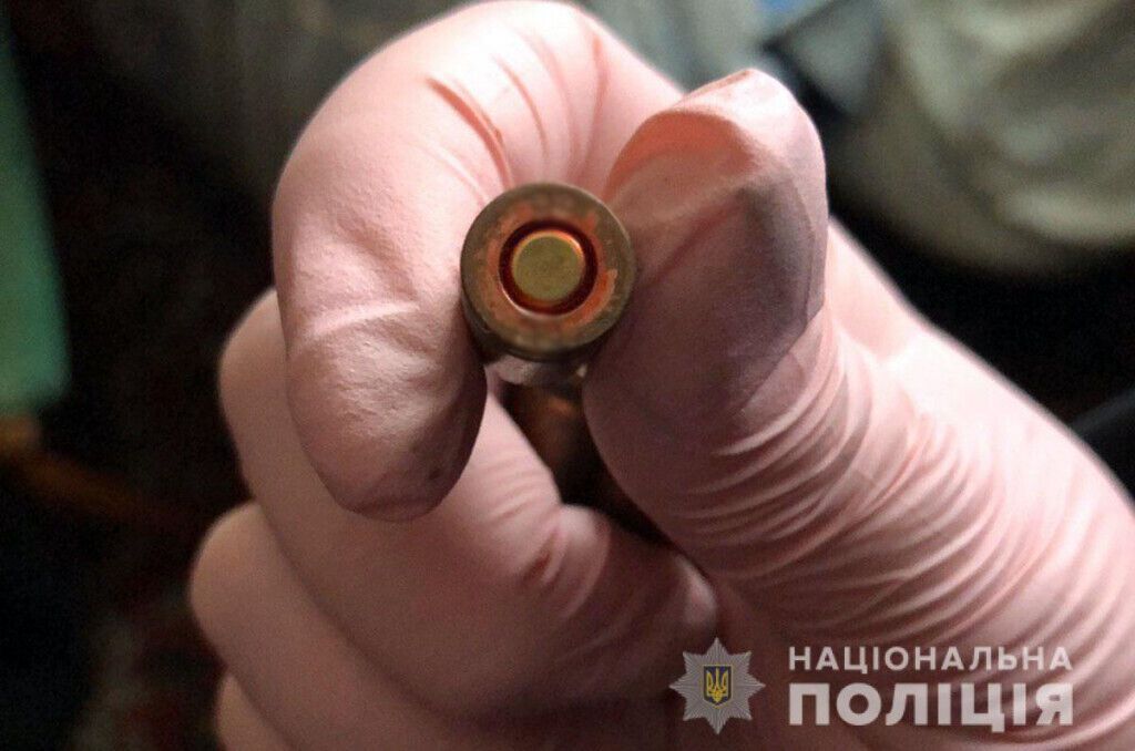 Поліцейські Бахмута притягують до відповідальності чоловіка за незаконне зберігання зброї