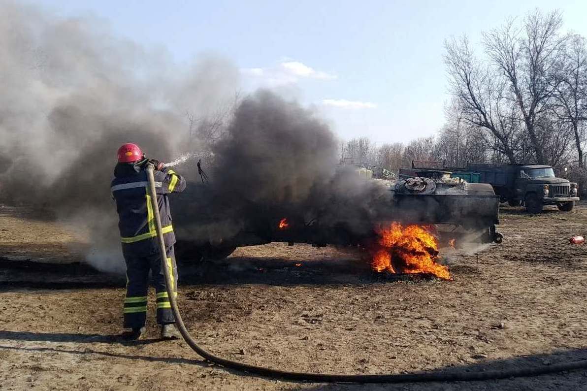 Чернігівська область: вогнеборці ДСНС ліквідували загоряння бензовозу