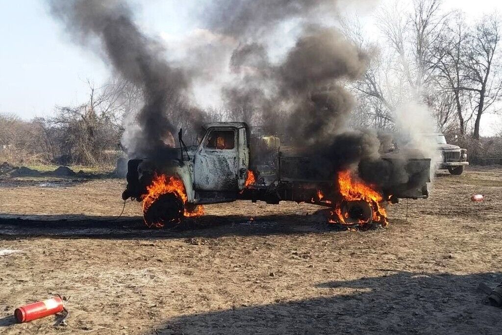Чернігівська область: вогнеборці ДСНС ліквідували загоряння бензовозу