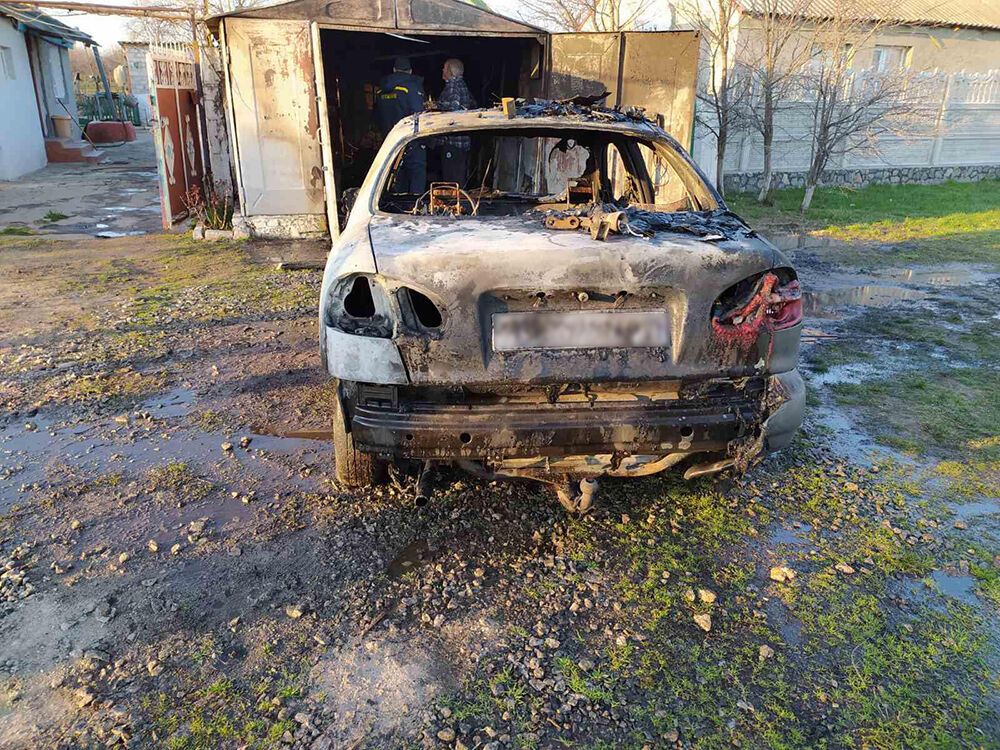 Миколаївська область: вогнеборці ліквідували пожежу гаража на території приватного домоволодіння