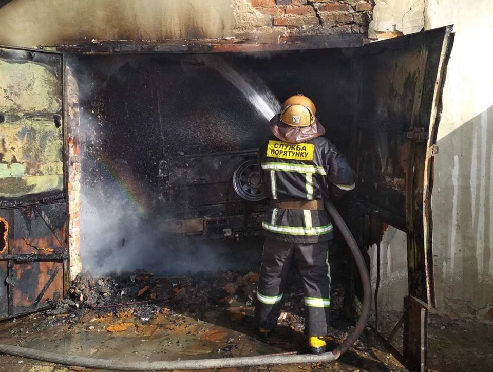 Львів: вогнеборці ліквідували пожежу в цегляному гаражі