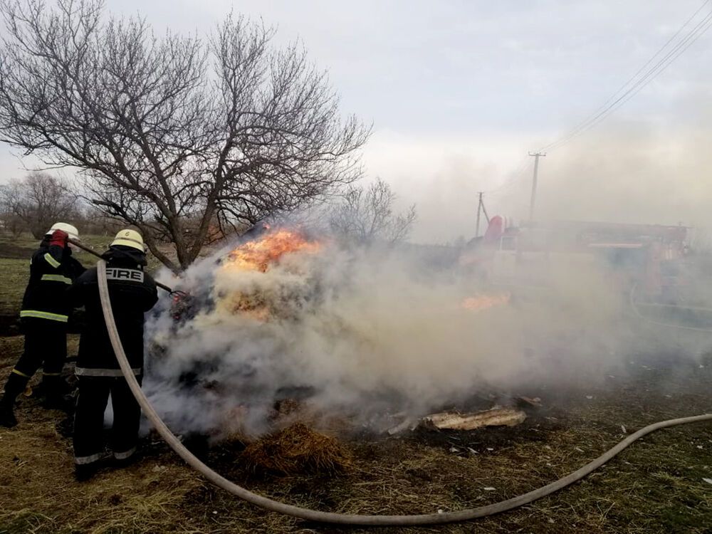 Миколаївська область: вогнеборці загасили чергову пожежу копни сіна