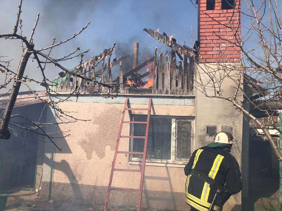 Миколаївська область: у Корабельному районі Миколаєва вогнеборці двічі гасили пожежі на території приватних домоволодінь