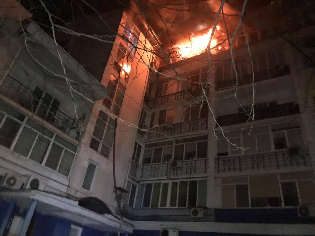 м. Одеса: рятувальники ліквідовують пожежу у шестиповерховому житловому будинку
