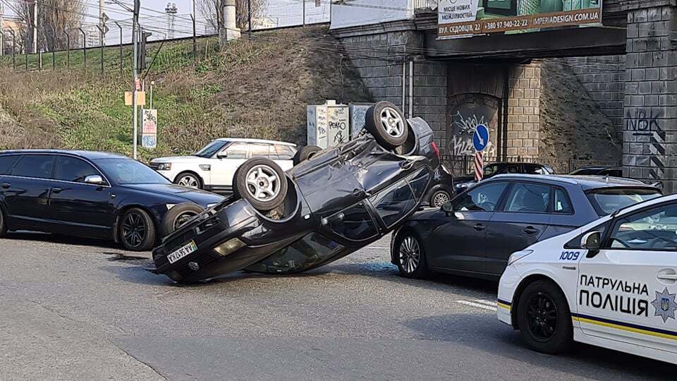 В Киеве в результате ДТП Volkswagen перевернулся на крышу и упал на Audi