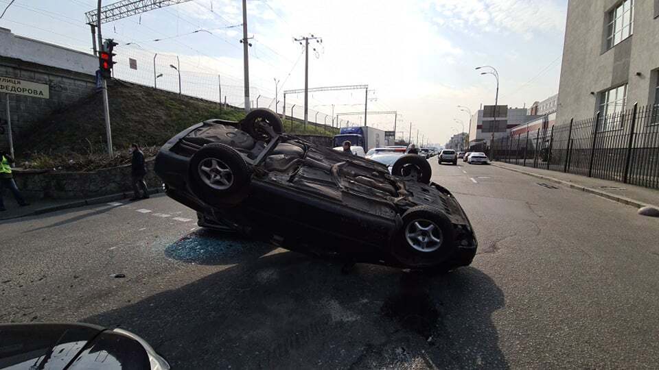 В Киеве в результате ДТП Volkswagen перевернулся на крышу и упал на Audi