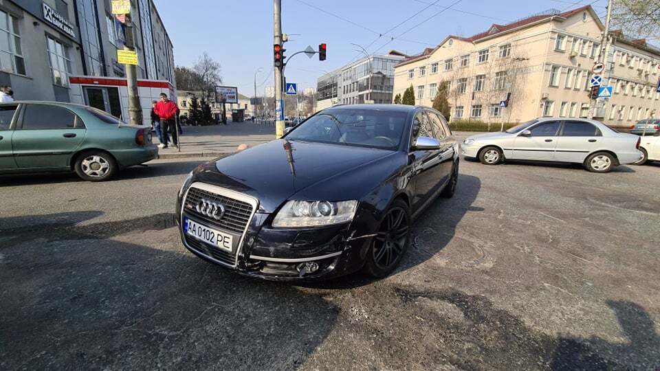 В Киеве в результате ДТП Volkswagen перевернулся на крышу и упал на Audi