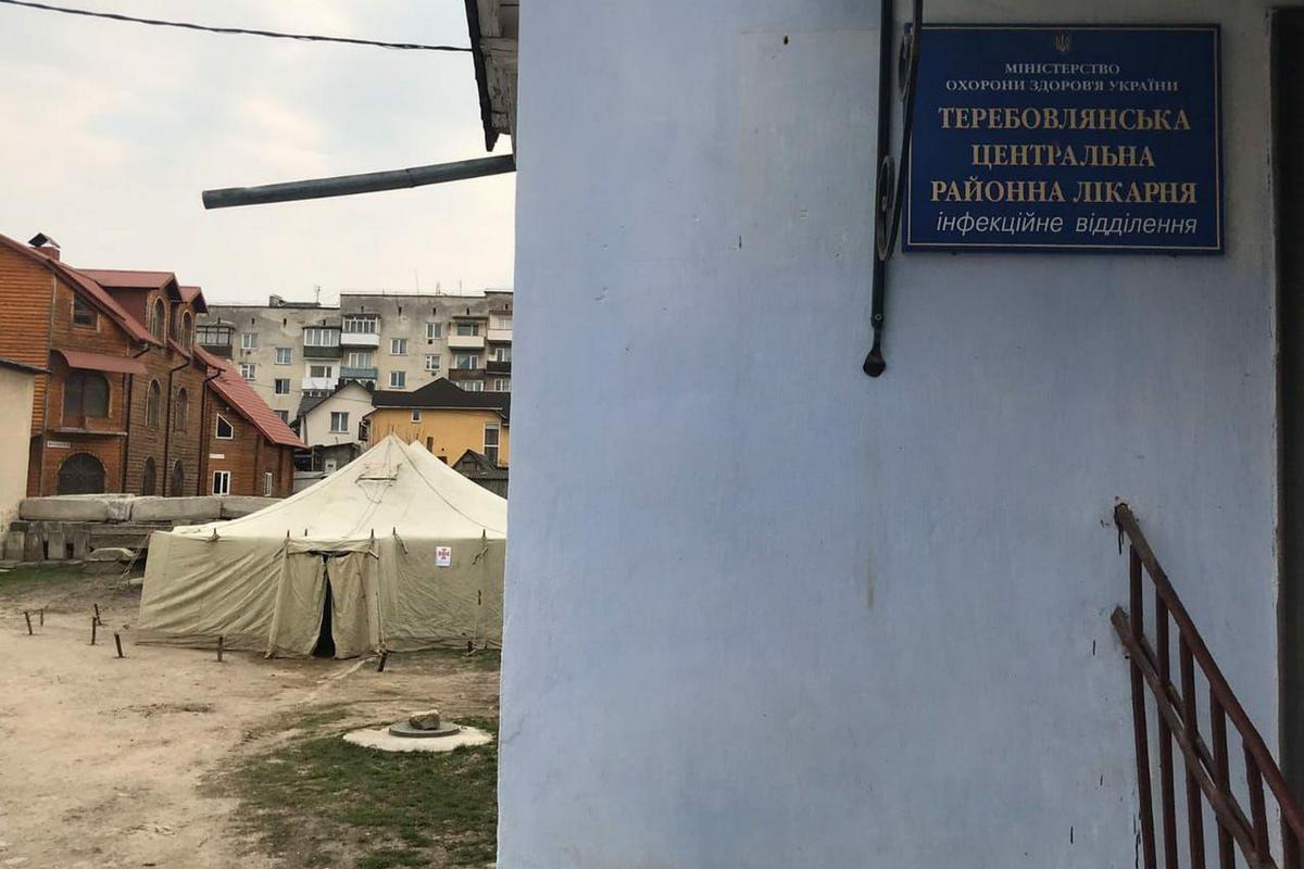 В усіх областях України рятувальники облаштували тимчасові пункти прийому хворих на COVID-19