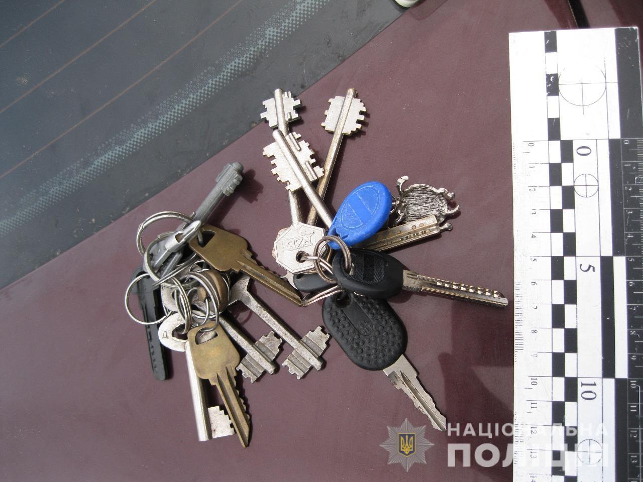 У Білгороді-Дністровському поліцейські затримали групу осіб за підозрою у серії квартирних крадіжок