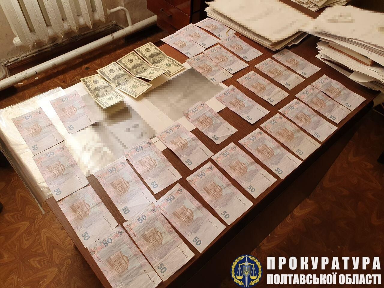 Прокуратура спільно з правоохоронцями викрили двох поліцейських, які підозрюються в одержанні неправомірної вигоди за видачу дозвільних документів на зброю (ФОТО)