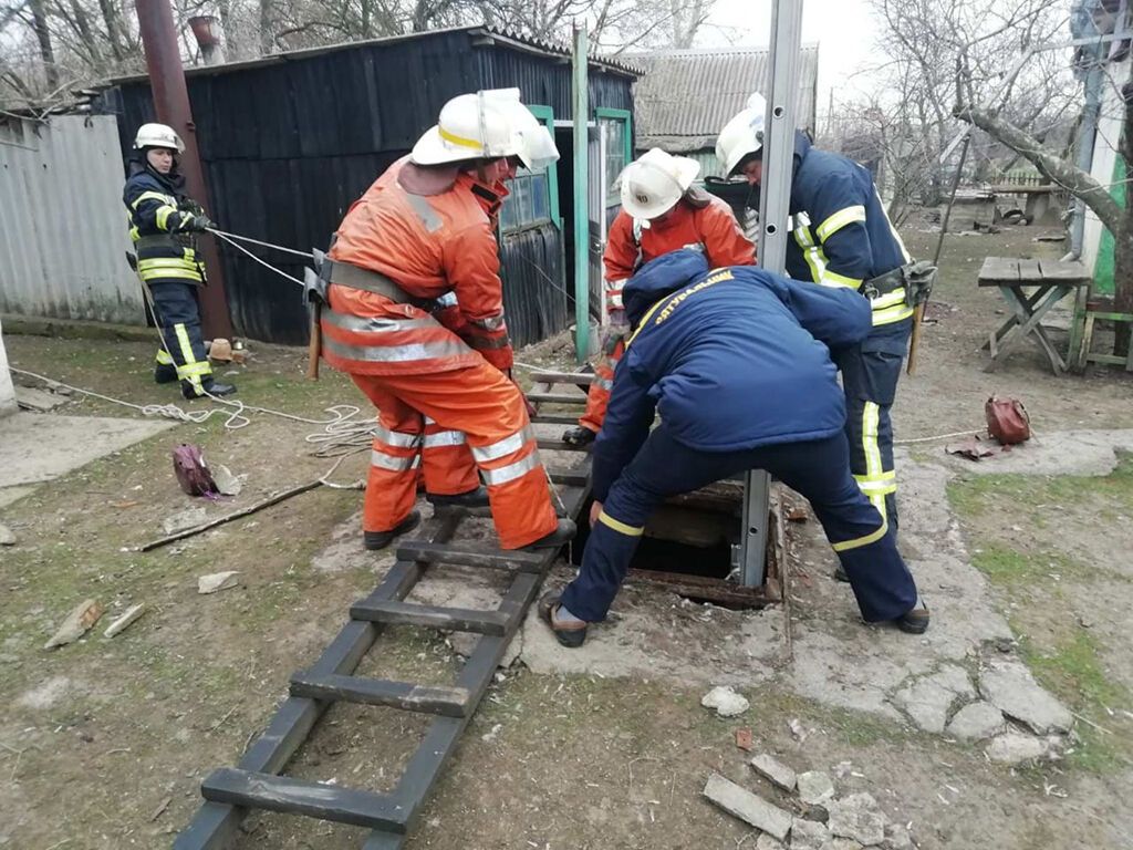 Дніпропетровська область: надзвичайники дістали тіло жінки з колодязя