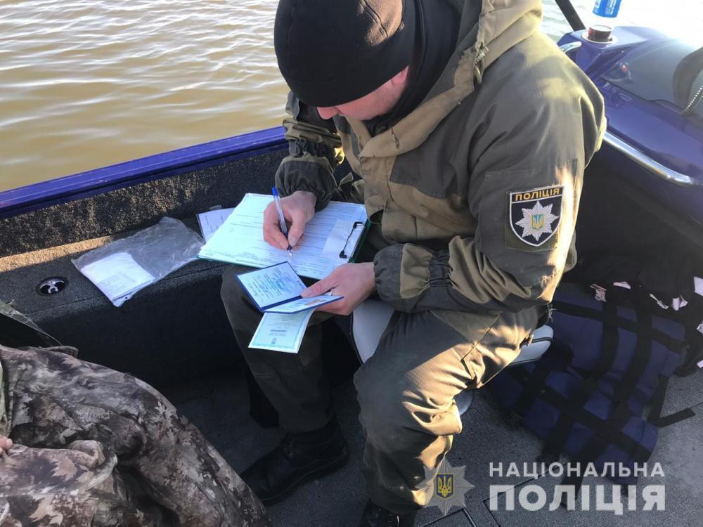 На Дністрі в Біляївському районі поліцейські затримали водія човна в стані алкогольного сп’яніння