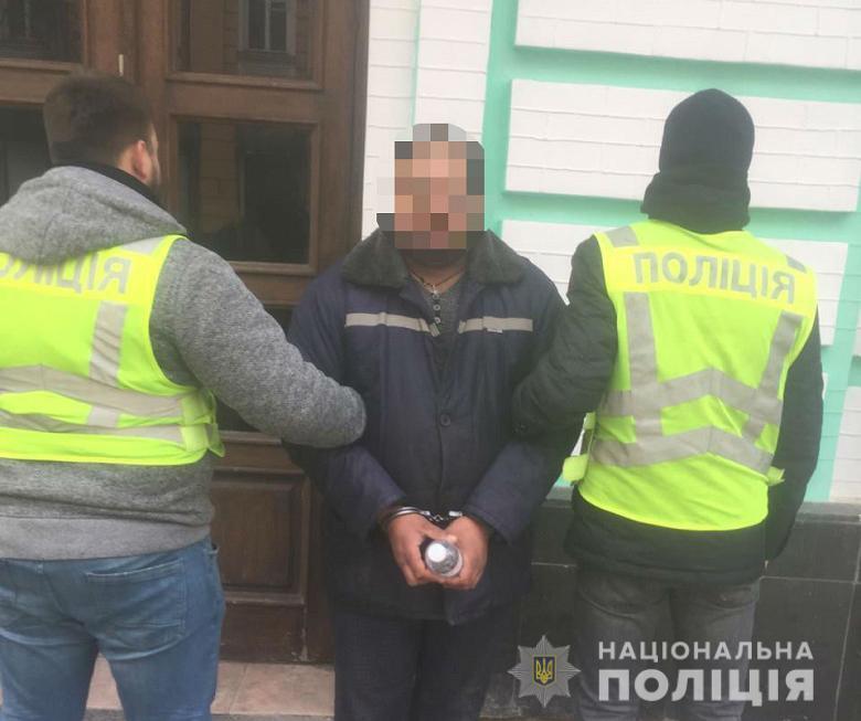 Поліція Києва затримала іноземців, які продали чоловіку фальшиві монети на суму близько 1,5 мільйони гривень