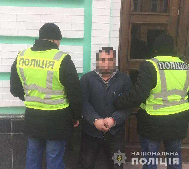 Поліція Києва затримала іноземців, які продали чоловіку фальшиві монети на суму близько 1,5 мільйони гривень