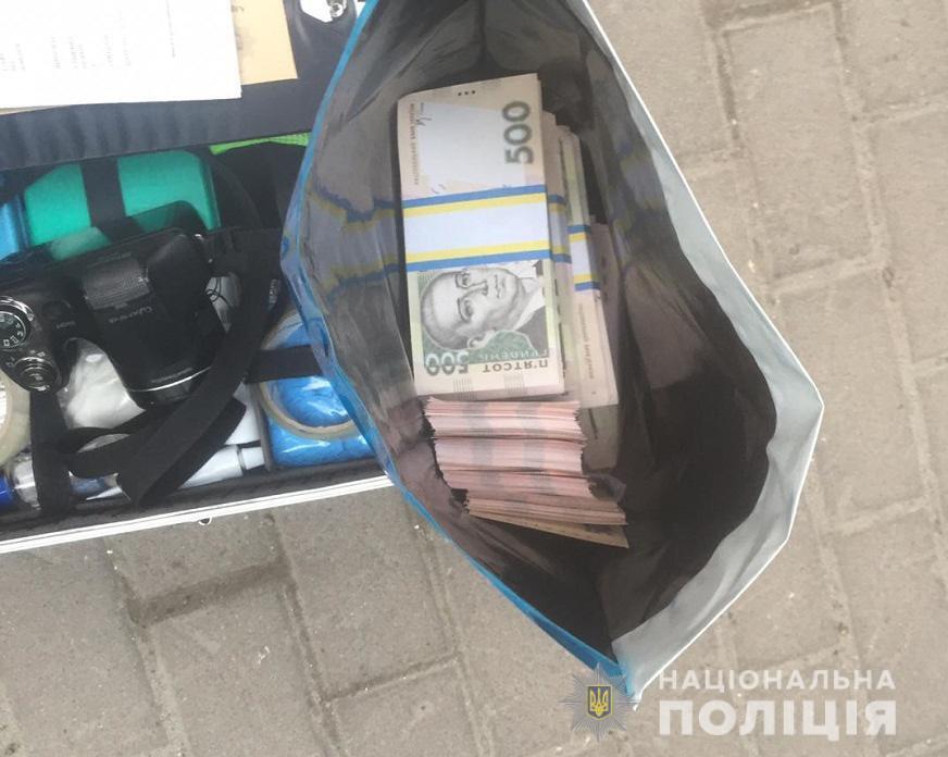 Поліція Києва затримала іноземців, які продали чоловіку фальшиві монети на суму близько 1,5 мільйони гривень