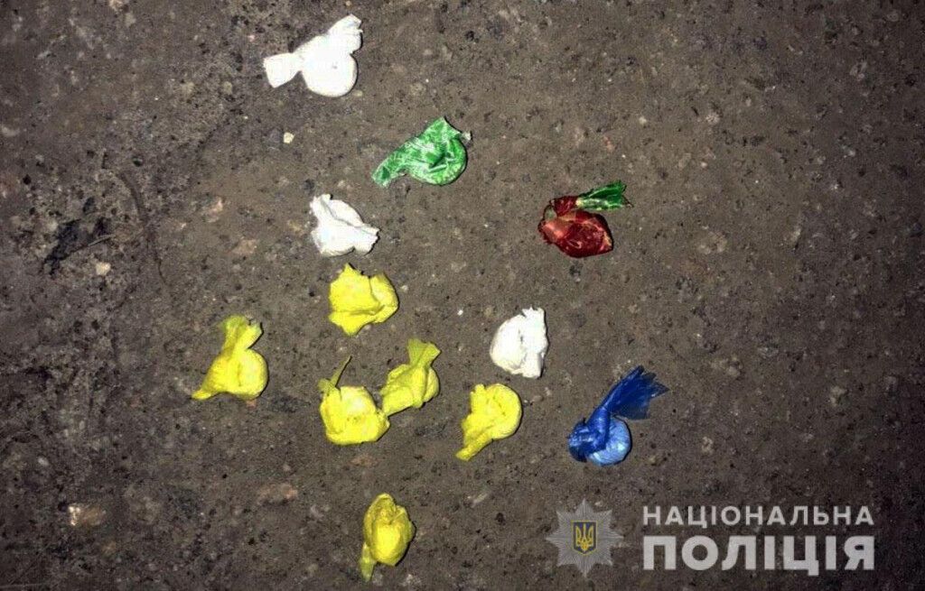 Правоохоронці Покровська вилучили у двох автомобілістів метадон