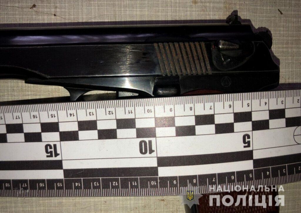 Поліцейські Бахмута притягують до відповідальності чоловіка за незаконне зберігання зброї