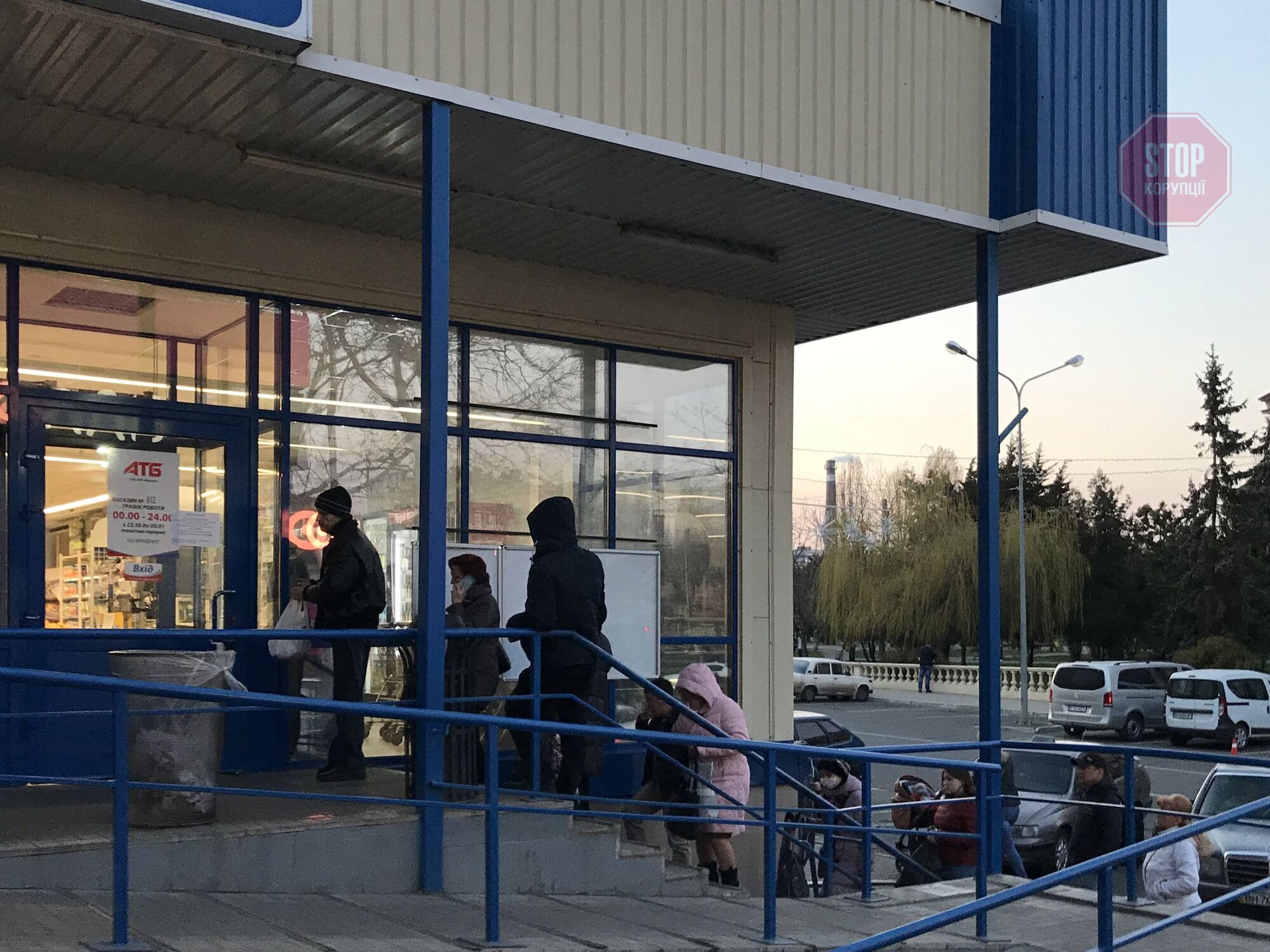На Одещині перед входом до АТБ величезні черги (фото)