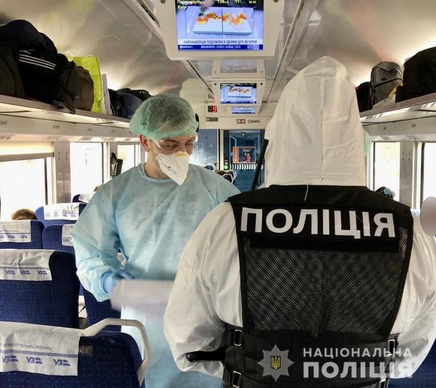 Поліцейські охороняють публічний порядок під час супроводу поїздів із Польщі до України