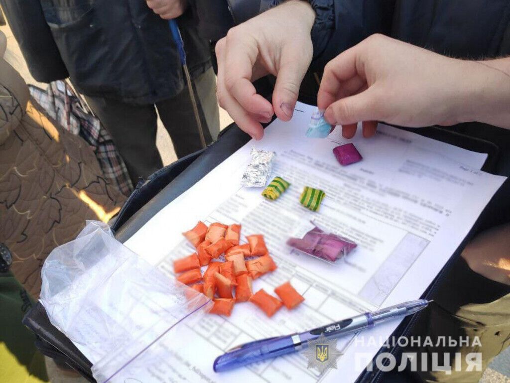 В Маріуполі бійці роти поліції особливого призначення викрили наркозбувача