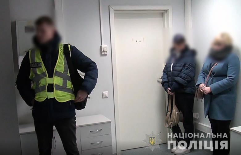 Київські поліцейські затримали в аеропорту жінку, яка намагалася вивезти дівчат у сексуальне рабство до Туреччини