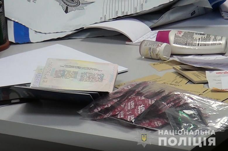 Київські поліцейські затримали в аеропорту жінку, яка намагалася вивезти дівчат у сексуальне рабство до Туреччини