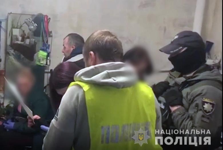 Київські поліцейські затримали в аеропорту жінку, яка намагалася вивезти дівчат у сексуальне рабство до Туреччини