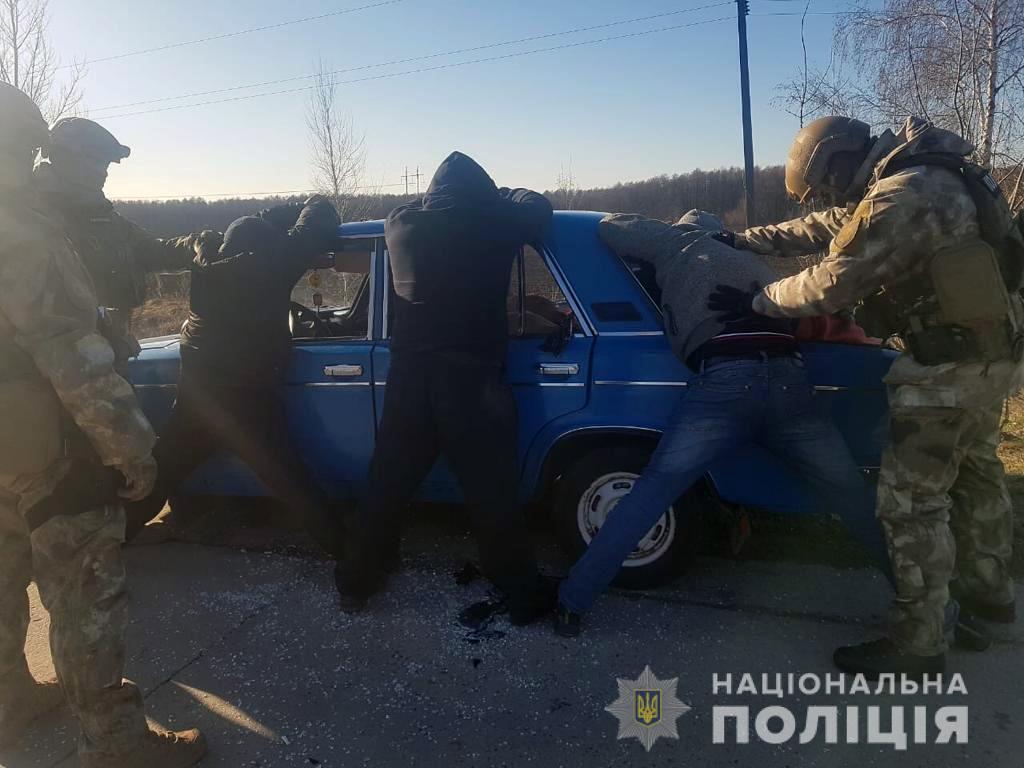 На Сумщині поліція затримала трьох осіб за розбійний напад