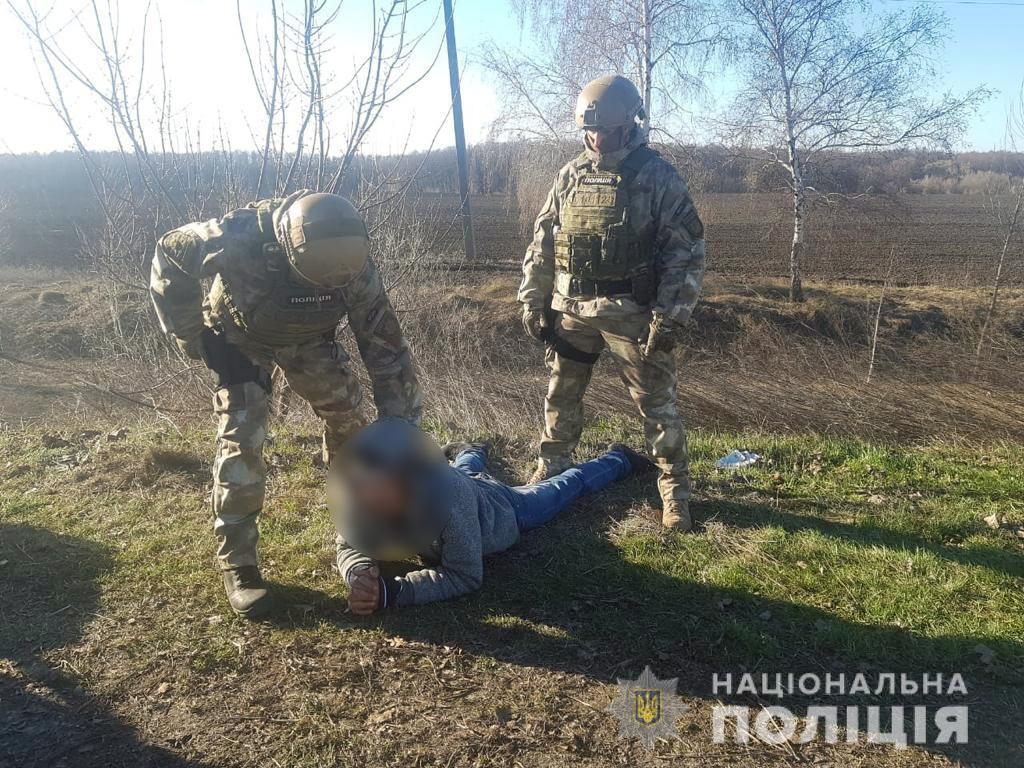 На Сумщині поліція затримала трьох осіб за розбійний напад