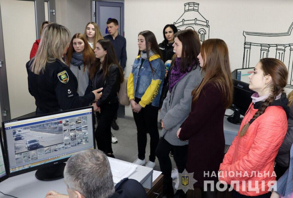 На екскурсію до обласного управління поліції завітали учні волноваської школи