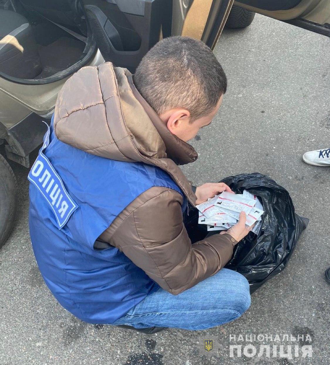 Поліцейські попередили продаж несертифікованих в Україні тестів для визначення короновірусу