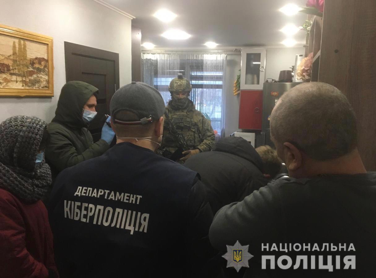 Нацполіція припинила діяльність хакерського угруповання, учасники якого викрали кілька мільйонів гривень