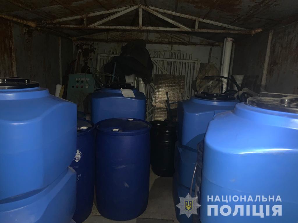 Поліція Київщини виявила підпільний цех з виготовлення контрафактних антисептиків