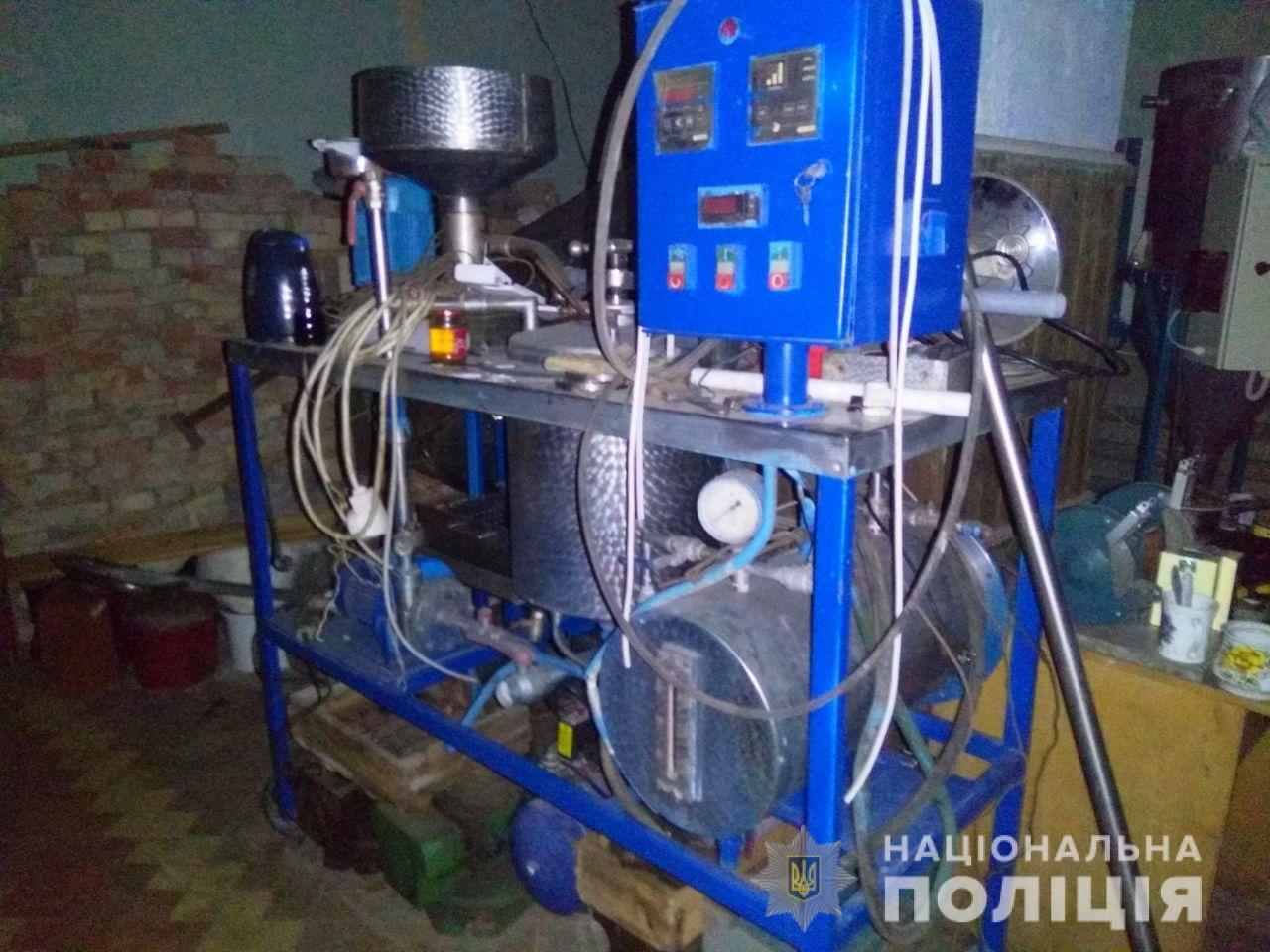 Поліція Київщини виявила підпільний цех з виготовлення контрафактних антисептиків