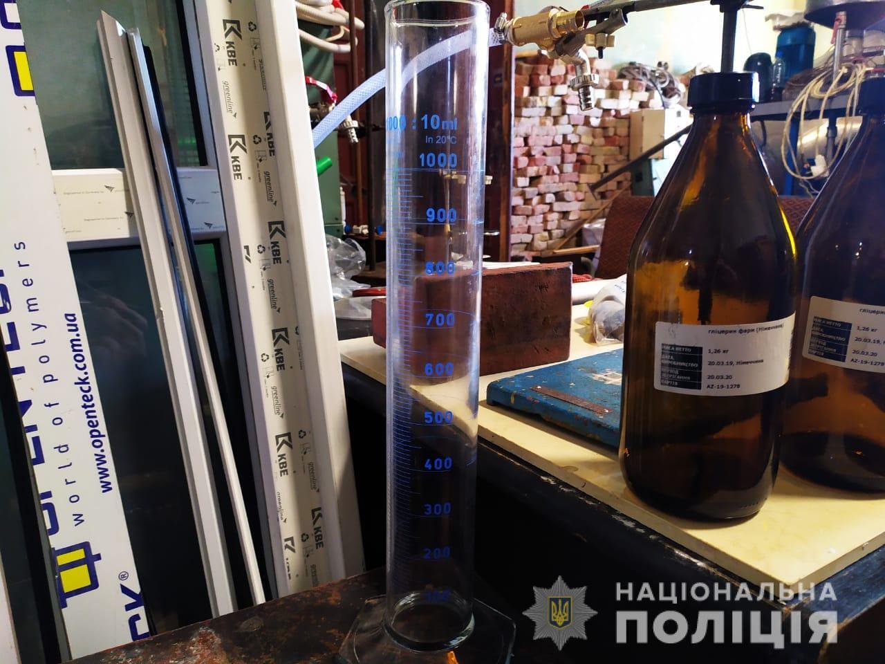 Поліція Київщини виявила підпільний цех з виготовлення контрафактних антисептиків