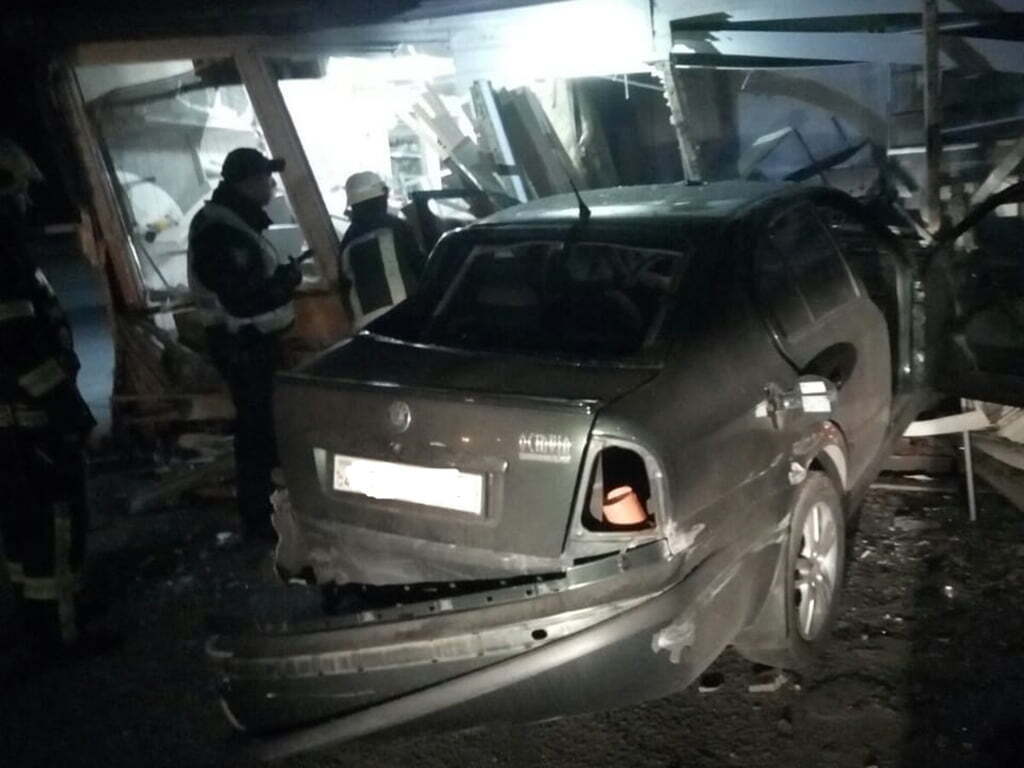 Дніпропетровська область: надзвичайники деблокували двох людей з понівеченої автівки