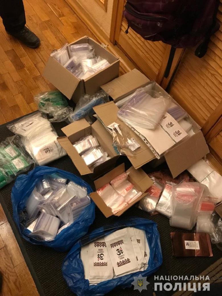 Столичні правоохоронці затримали чоловіка за збут наркотиків: вартість вилученого становить близько одного мільйона гривень
