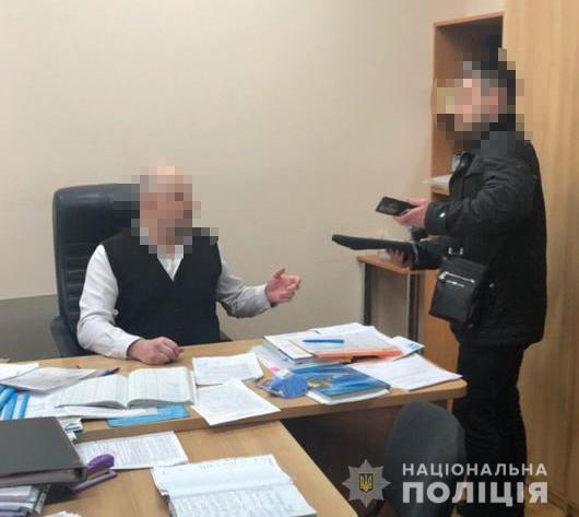 У Дніпрі на хабарі поліція затримали керівника управління служби у справах дітей райради