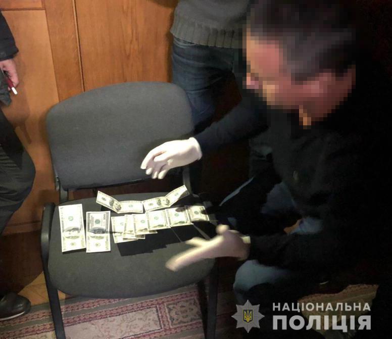 У Дніпрі на хабарі поліція затримали керівника управління служби у справах дітей райради