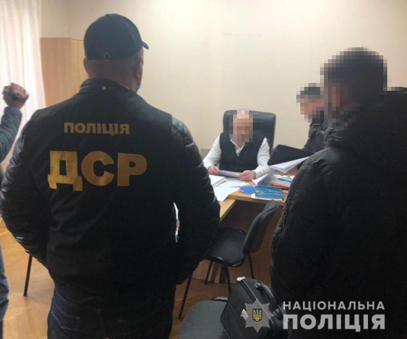 У Дніпрі на хабарі поліція затримали керівника управління служби у справах дітей райради